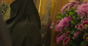 монахиня прикладывается к иконе