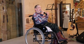 парень в инвалидном кресле выступает