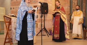 священники молебен на открытие выставки