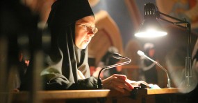 монахиня агапия читает