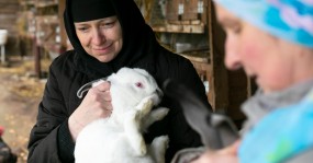 белый кролик на руках у матушки