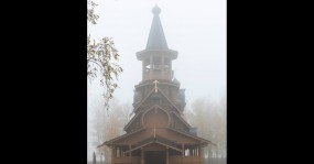 деревянный храм в тумане