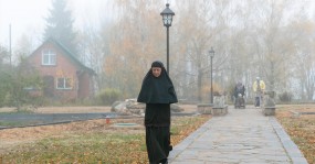 монахиня на дорожке туман