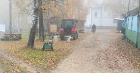осень подворье трактор