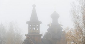 купола храма в тумане
