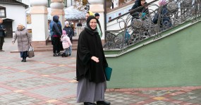 монахиня возле храма