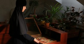 монахиня в мастерской