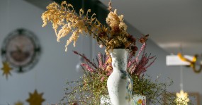 ваза с красивыми сухими цветами