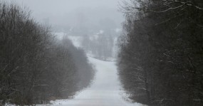 дорога в снегу уходящая в даль