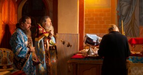 духовник кадит возле жертвенника
