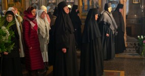 монахини и прихожане на праздничной службе