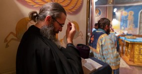 монах молится