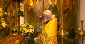 отец Артемий перед иконой святителя Николая