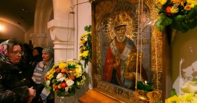 икона святителя Николая украшенная в цветах