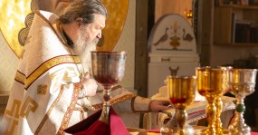 духовник и Чаши на престоле