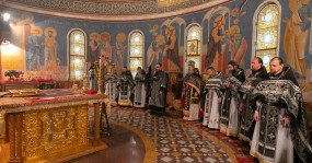 священники в алтаре