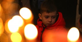 мальчик в свете свечей