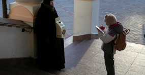 монахиня и ребенок