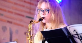 девушка играет на саксофоне