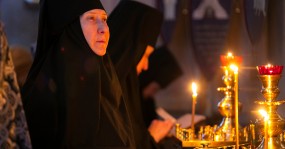 монахини у свечей