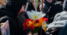 монахиня с цветами