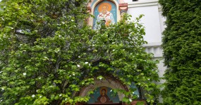 фреска святителя Николая над входом
