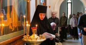 монахиня молится за людей