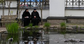 монахини у монастырского пруда