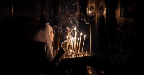 сестра милосердия зажигает свечу