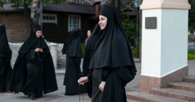 монахиня с четками