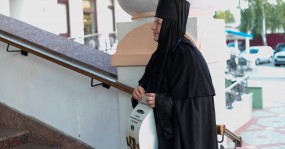 монахиня со скарбонкой