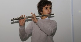 мальчик играет на флейте
