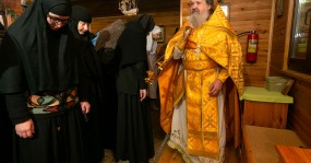 духовник и монахини свято-елисаветинского монастыря