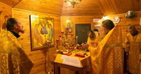 священники свято-елисаветинского монастыря на богослужении