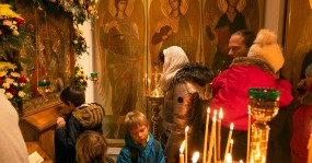 дети подходят к иконе святителя николая