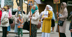 с иконами на крестный ход