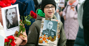 мальчик с портретом дедушки