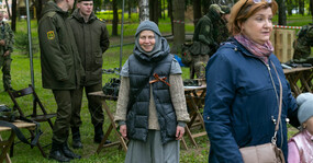 монахиня и военные