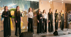 девушки поют