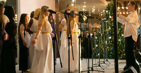 девушки поют