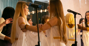 девушки танцуют