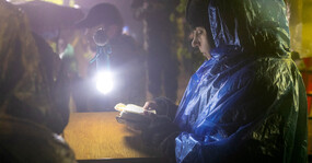 монахиня молится