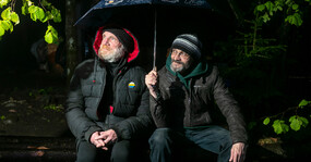 братья под зонтиком