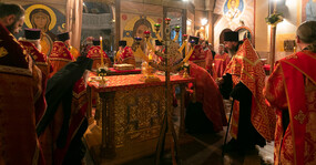 священники у престола