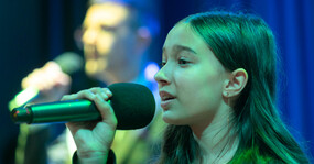 девочка поет