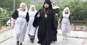 епископ с сестрами милосердия