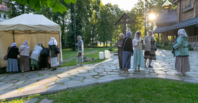 палатка перед храмом