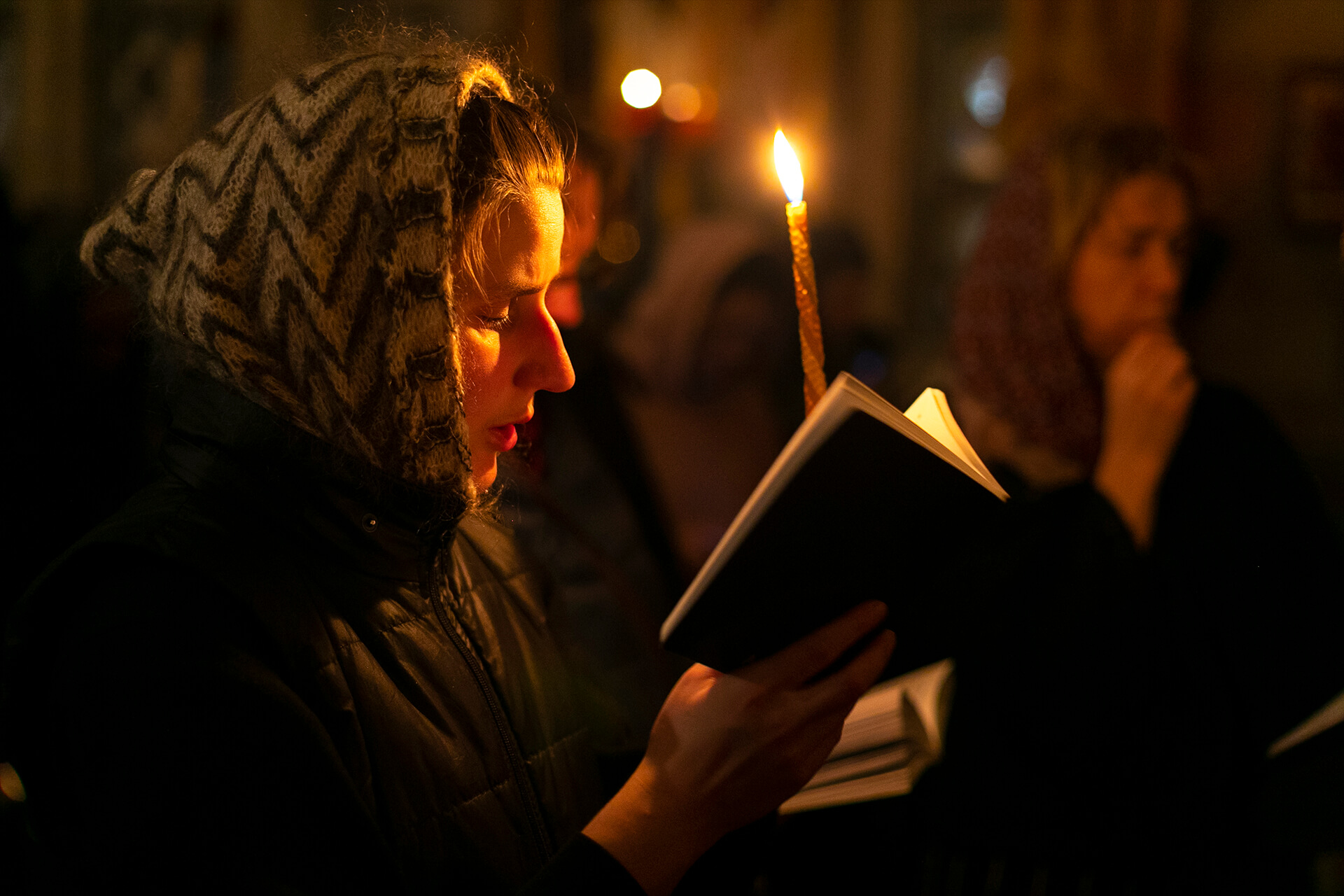 Традиции прощания. Мариино стояние служба. Обряд отпевания в православии. Люди на похоронах сл свечей.