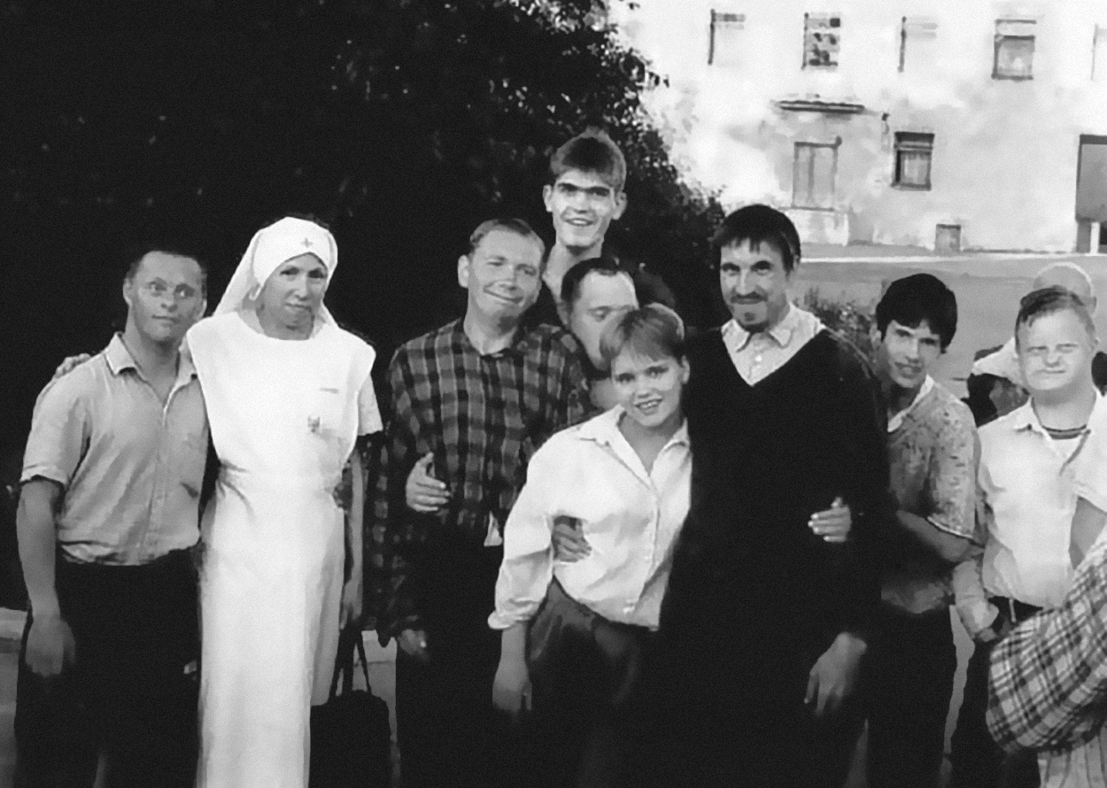 Зинаида Лобосова с насельниками интерната