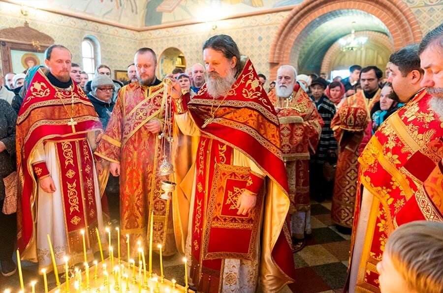 панихида в храме